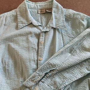 Searsucker. Button down blouse with three-quarter sleeves.
